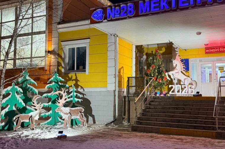 Ұлттық нақыштағы жаңа жылдық аула